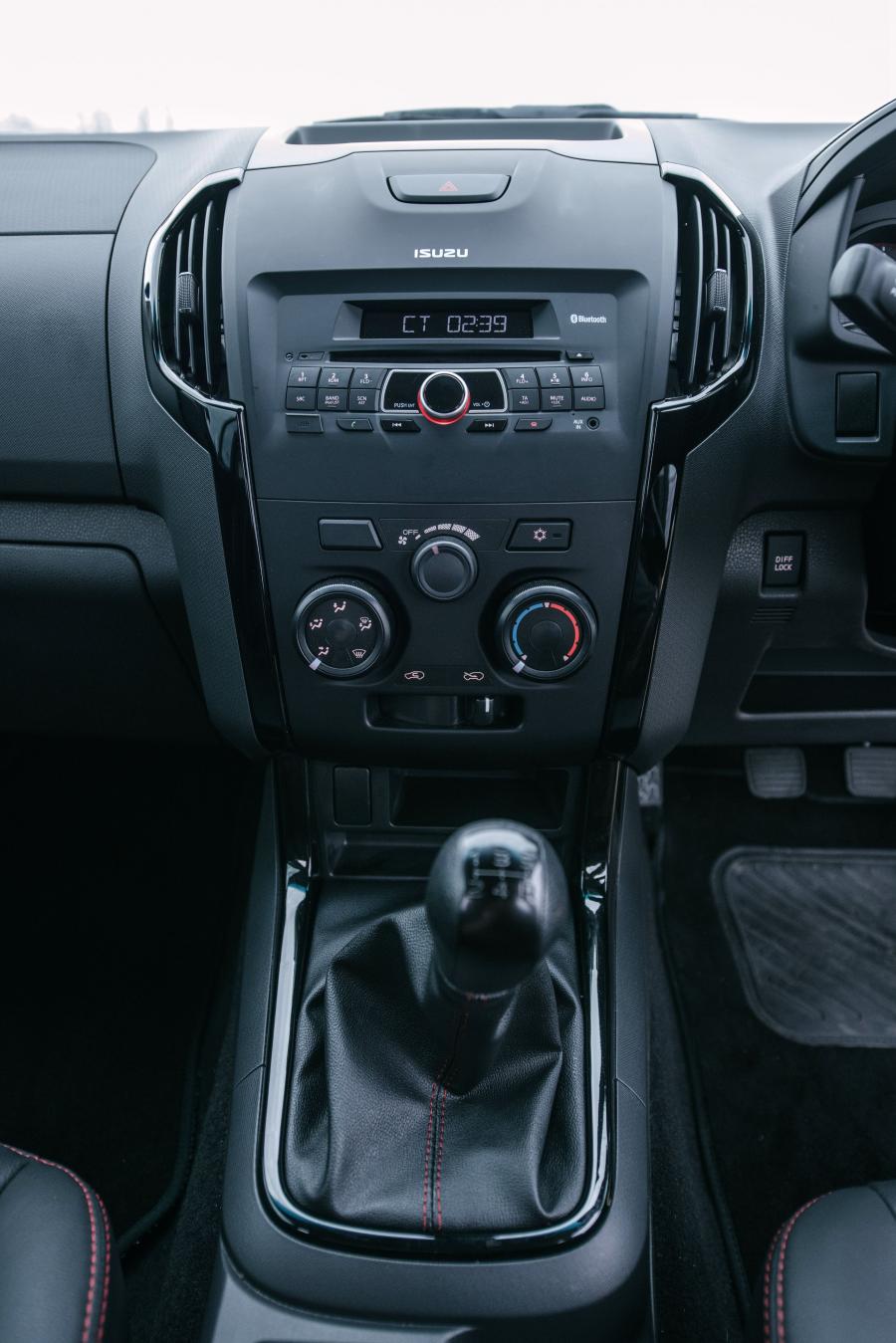 Детали интерьера Isuzu KB Double Cab X-Rider Black 2018 года  (фото 4 из 34)